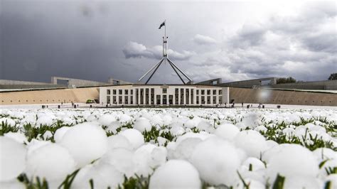 Badai Es Menerjang kota Canberra Merusak Kaca Mobil dan Jendela - ABC News