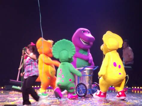 One Savvy Mom ™ | NYC Area Mom Blog: Barney Live In Concert: Barney's ...