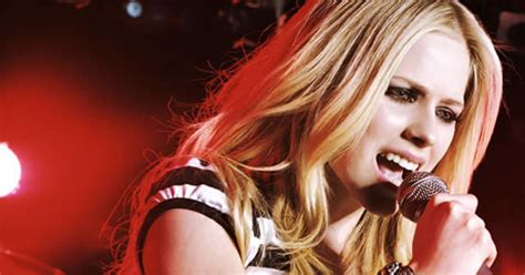 Black Dream L2: Avril Lavigne grava Nickelback para o “One Piece Z”