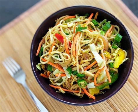 Veg Hakka Noodles Recipe | Restaurant Style Noodles | VegeCravings