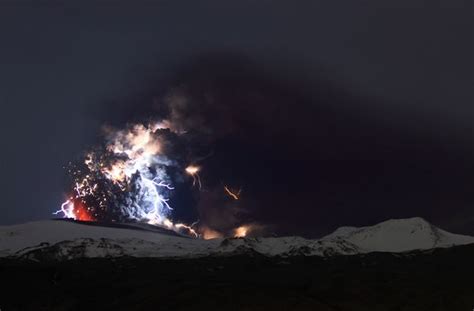 shlriseky: iceland volcano lightning pictures