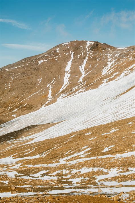 Mountain slope under snow in daylight · Free Stock Photo