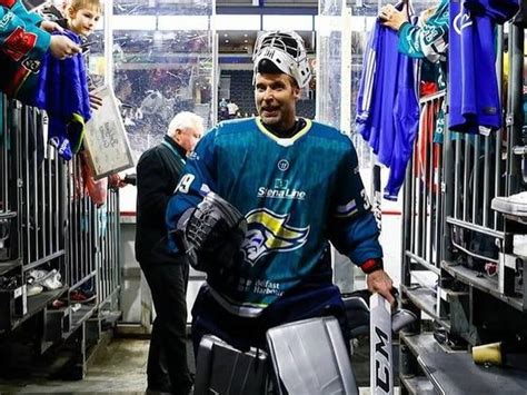 La nueva aventura de Petr Čech: de la 4ª división de hockey hielo a la ...