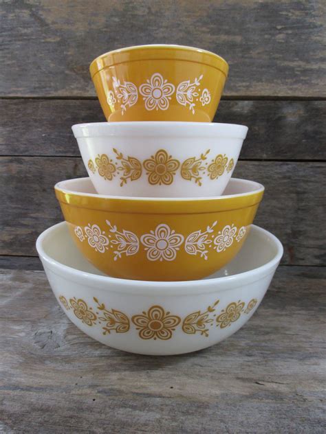 Vintage Pyrex Mixing Bowl Set, Butterfly Gold - Etsy | Mixing bowls set ...