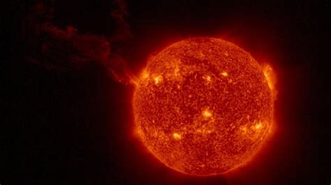 Solar flare alert! NASA observatory reveals threat of M-class flare ...