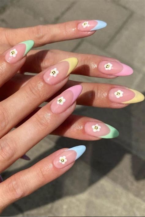 38 Trendy Almond-Shaped Nail Art for Summer Nails 2021