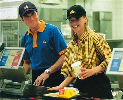 McDonald’s führt neue Uniform ein: So hat sie sich in 50 Jahren ...