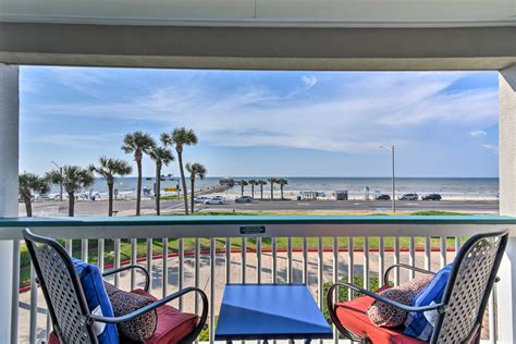 Beachfront Casa Del Mar Condo w/ Ocean Views! - Home Rental in Galveston