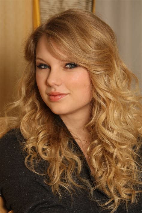 Hairstyle Photo: Taylor Swift Long Curly Hairstyle