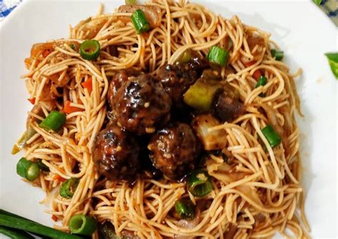 Veg noodles with manchurian Recipe by Subhalaxmi Samantaray - Cookpad