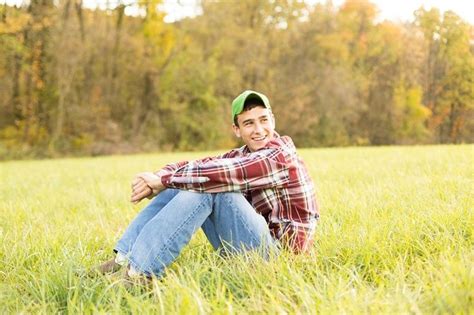 SENIOR PICTURE IDEAS FOR BOYS ON A FARM | boy farm senior pictures ...