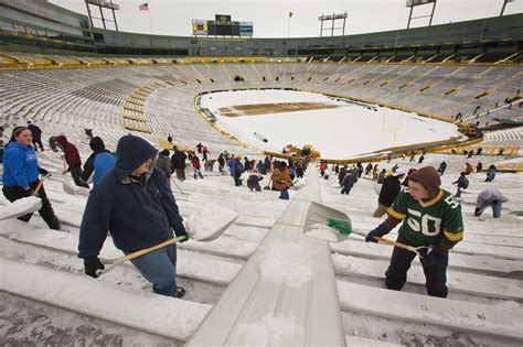 Green Bay Packers need snow shovelers to clear Lambeau Field ahead of ...