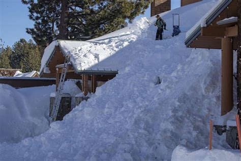 Photos of a 'Mammoth' snowfall: California town gets hit with 10 feet ...