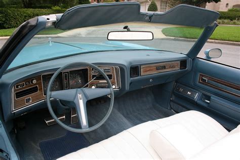 File:'75 Pontiac Grand Ville interior.jpg - Wikimedia Commons