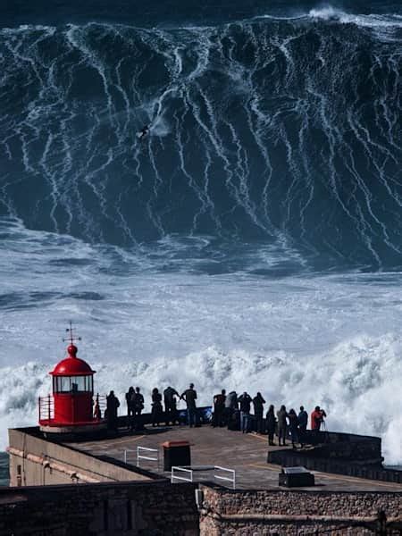 Nazaré big winter swells: Watch Nazaré go mega!