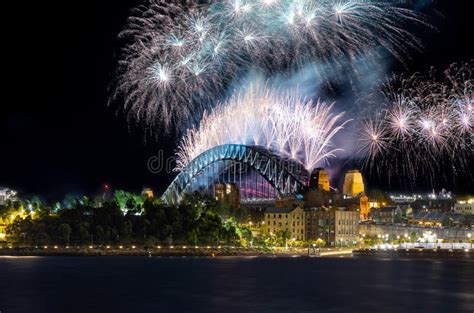 Sydney Harbour Bridge New Years Eve Fireworks, Colourful Fire Works ...