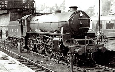 London & North Eastern Railway - LNER Class B17 4-6-0 stea… | Flickr