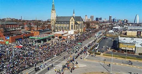 Soulard Mardi Gras parade : r/StLouis