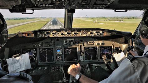 SMOOTH Landing! COCKPIT Boeing 737-800 Landing in Copenhagen Airport ...