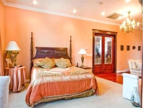 Bright peach color bedroom photos | Colores para dormitorio, Diseños de ...