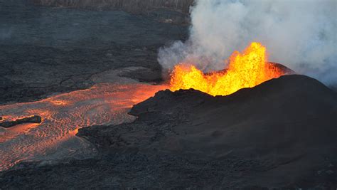 Hawaii volcano: Green crystals 'raining' down from Kilauea eruption