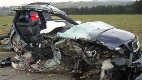 Audi RS4 Crashes At 250km/h And Driver Survives