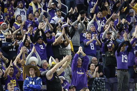 Vikings clinch NFC North with 33-point comeback vs Colts | AP News