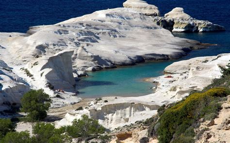 Sarakiniko: a beach that resembles a moonscape | protothemanews.com