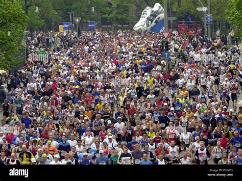 (dpa) - A view over a crowd of people running during the marathon in ...