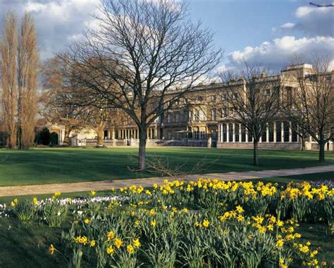 London: Buckingham Palace Garden Tour with Royal Picnic | GetYourGuide