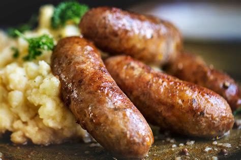 How To Make Irish Bangers and Mash - GastroLadies Easy Recipes