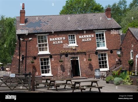 The Crooked House pub in Himley, near Dudley, West Midlands Stock Photo ...