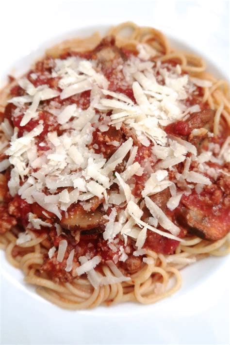 Scrumpdillyicious: Spaghetti Bolognese with Mushrooms & Red Wine