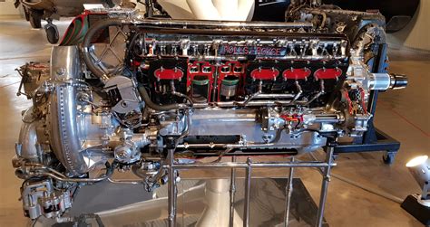 Rolls-Royce merlin engine [9748 x 1190] : r/ThingsCutInHalfPorn