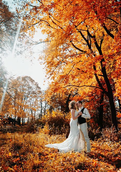 34 Stunning Fall Wedding Photos to Copy - Gorgeous outdoor shot of the ...