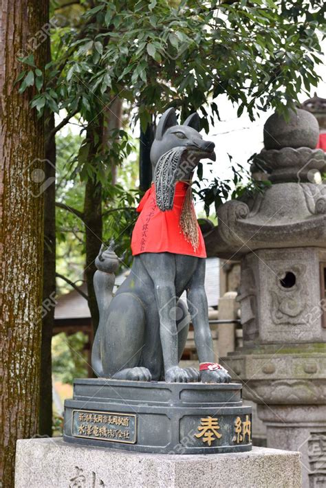 Fox Statue In Fushimi Inari Taisha Shrine In Kyoto Japan Stock ...