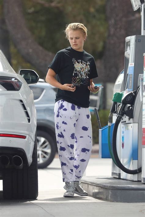 JoJo Siwa – Fuel up her car while out running errands in Los Angeles ...