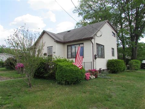 828 Woodlawn Ave, Moosic, PA 18507 | Trulia