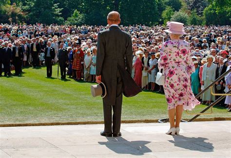 Pictures show Buckingham Palace garden parties through the decades as ...