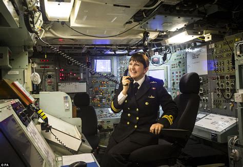 This is what it looks like inside a trident nuclear submarine ...