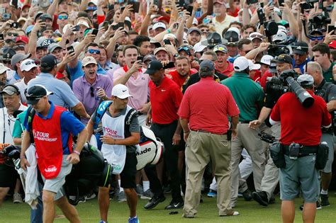 Watch: When a massive crowd flooded the greens at East Lake Golf Club ...