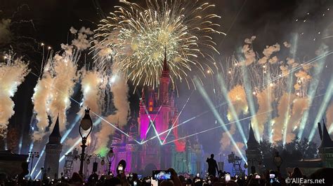 CONFIRMED: A Popular Disney World Fireworks Show Is Returning for 2 ...