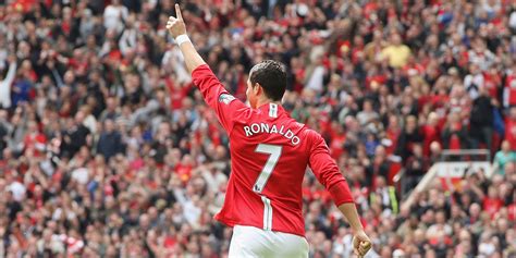 Cristiano Ronaldo points to the sky. [2000x1000] [Desktop] : r ...