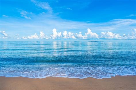 Océan de mer belle plage tropicale avec ciel bleu nuage blanc et fond ...