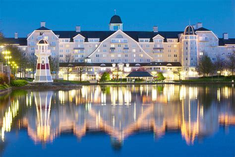 Disney's Newport Bay Club at Disneyland® Paris - Relax in a grand 1920 ...