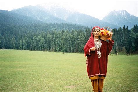 Kashmiri Traditional Dress | Perfect place to shoot a Kashmiri dress