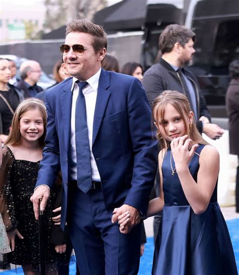 Jeremy Renner supported by daughter, family at 1st red carpet since ...