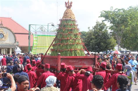 Gambar Upacara Adat Jawa Dilestarikan Sampai Kenduren Dikenal Grebeg ...