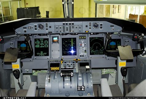 The digital cockpit. Bombardier Dash 8-Q400 NextGen VT-SUC 4377 Toronto ...