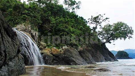 TRIPNESIAN: Pesona Pantai Banyu Anjlok di Malang